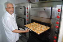 بالصور: "بالي بوريكاس" في يافا يستعد لإستقبال زبائنه خلال شهر رمضان بأشهى المعجنات 